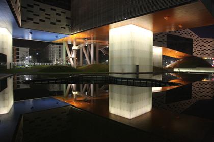 Horizontal Skyscraper - Vanke Center, Shenzhen, China, 2006-2009
Photo &copy; Steven Holl Architects