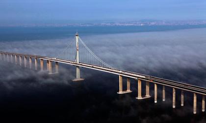 Мост через залив Цзяочжоувань. Фото KeystoneUSA-Zuma/Rex Features