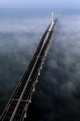 Мост через залив Цзяочжоувань. Фото AP