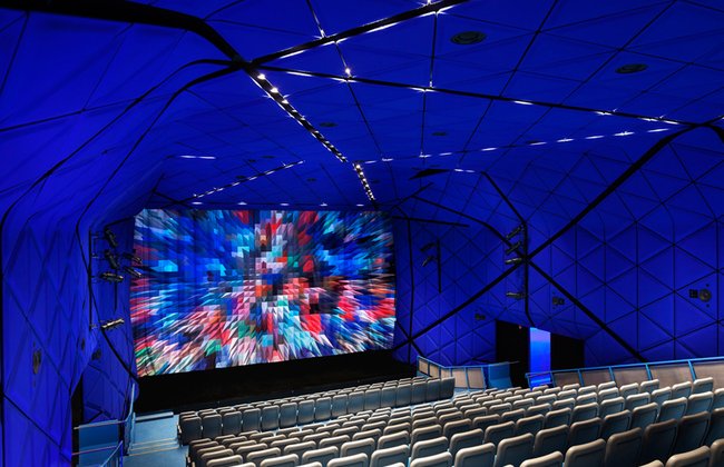 Музей кинематографа - новое крыло. Главный кинозал (с) Peter Aaron/Esto. Courtesy of museum of the moving image & designboom.com