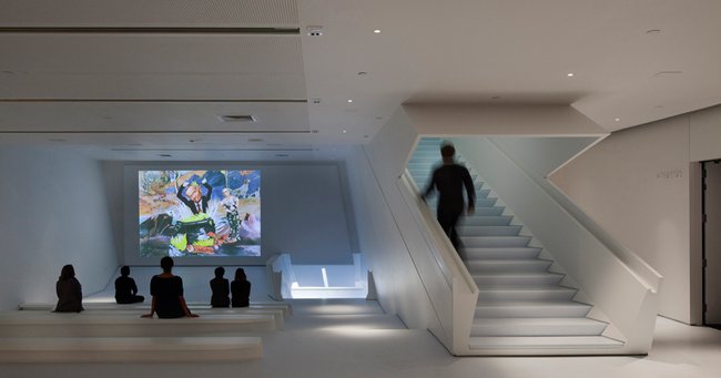Музей кинематографа - новое крыло. Вестибюль (с) Peter Aaron/Esto. Courtesy of museum of the moving image & designboom.com