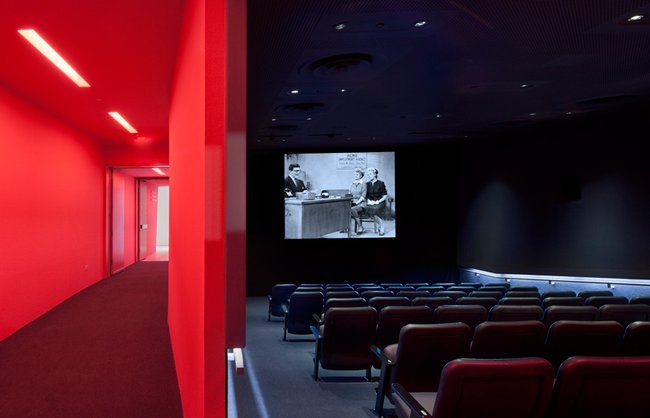 Музей кинематографа - новое крыло. Малый кинозал и фойе (с) Peter Aaron/Esto. Courtesy of museum of the moving image & designboom.com