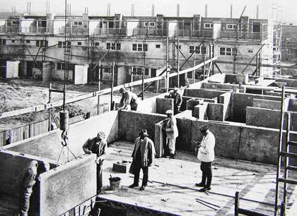 Рис. 1. Монтаж домов из крупных пемзобетонных плит.  Источник: Современное строительство Германии. Первая заграничная экскурсия инженеров-строителей и архитекторов. М.: Гостехиздат, 1929. 224 с.)