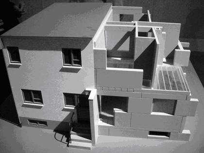 Рис. 2. Макет дома из крупных пемзобетонных плит.  Источник: Выставка Ernst May. 1886-1970. Deutsches Architekturmuseum, Frankfurt am Main. 2011)