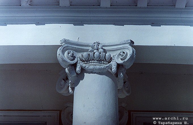 Volynshina. Estate. Capital of portico of the main house.